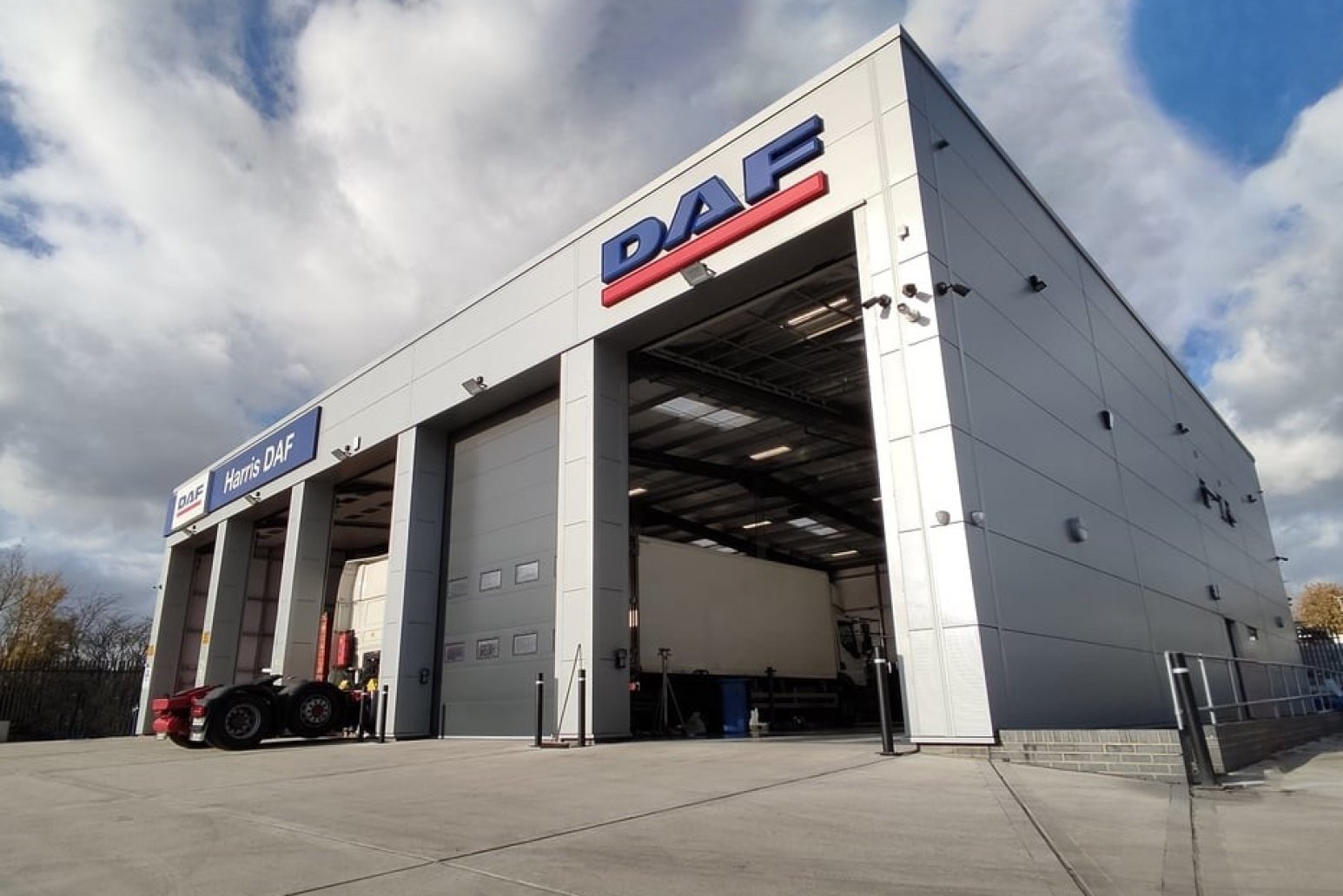 Harris DAF opens doors to all-new workshop facility