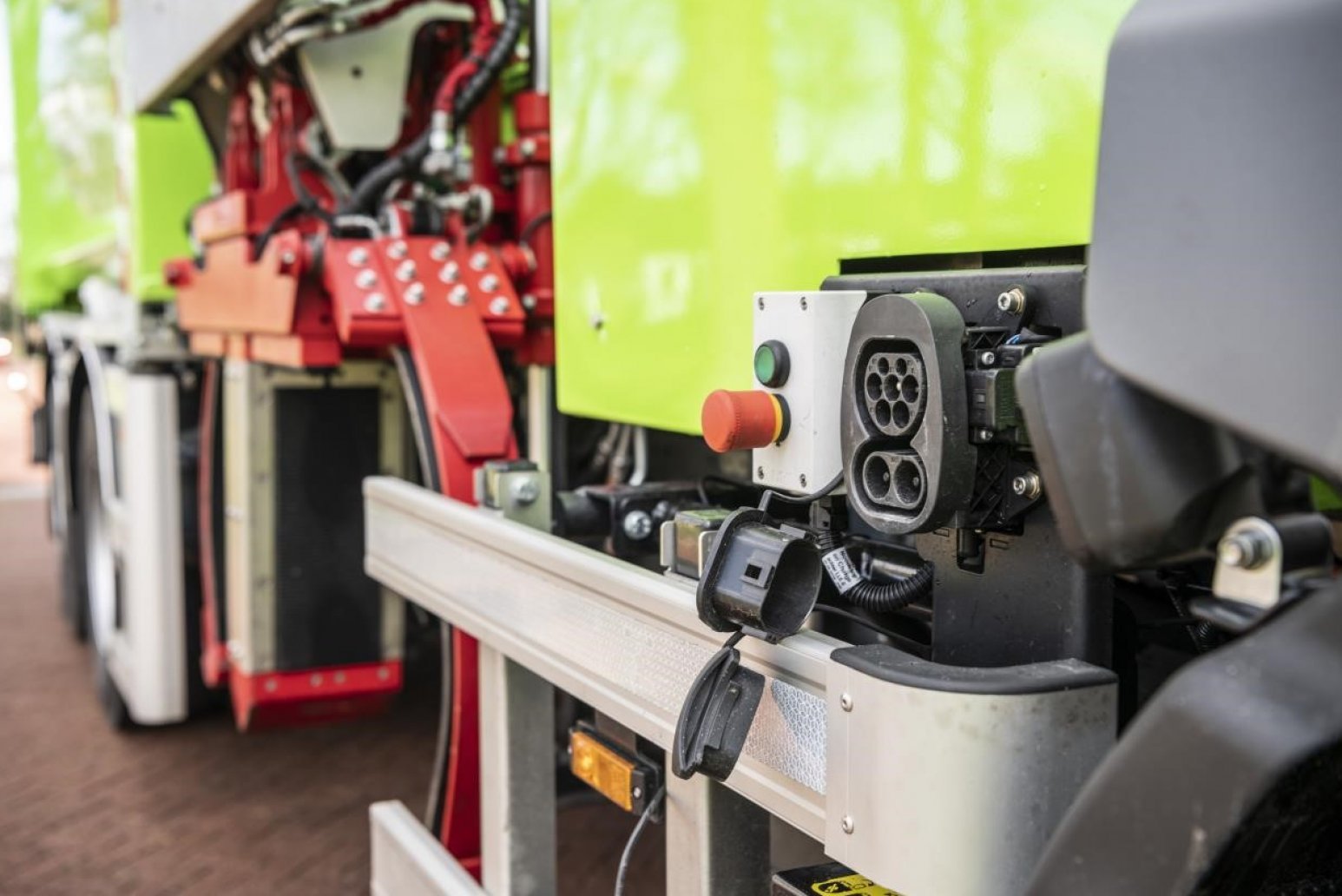 First DAF CF Electric refuse collection truck delivered to ROVA